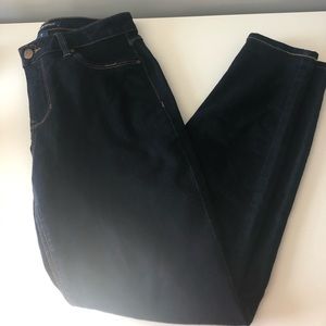 Women’s skinny jeggings! Size 7! 💙